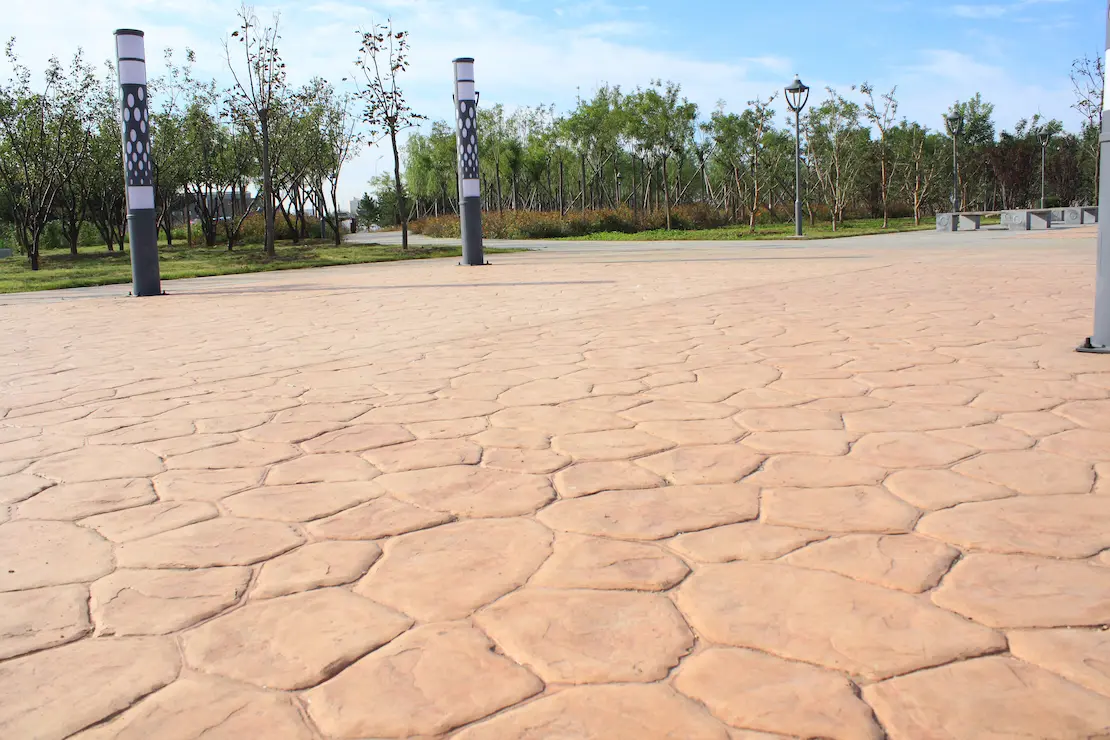 Zona de relajación de una institución educativa con pavimento de concreto estampado en Santander.