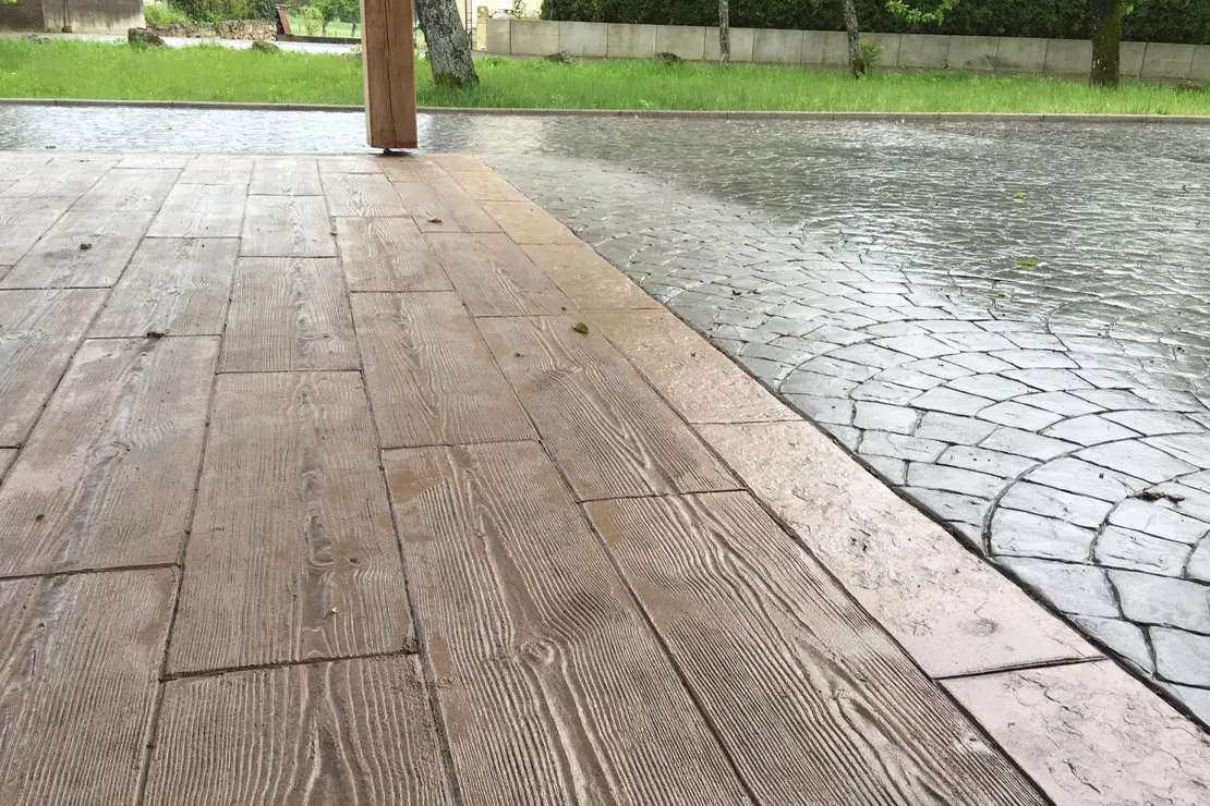 Beton estampado con apariencia de madera en el patio trasero de una vivienda en Santander.